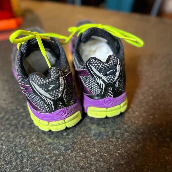 Brooks Ravena 6. Good condition. Size 9.5 - Picture 2 of 6